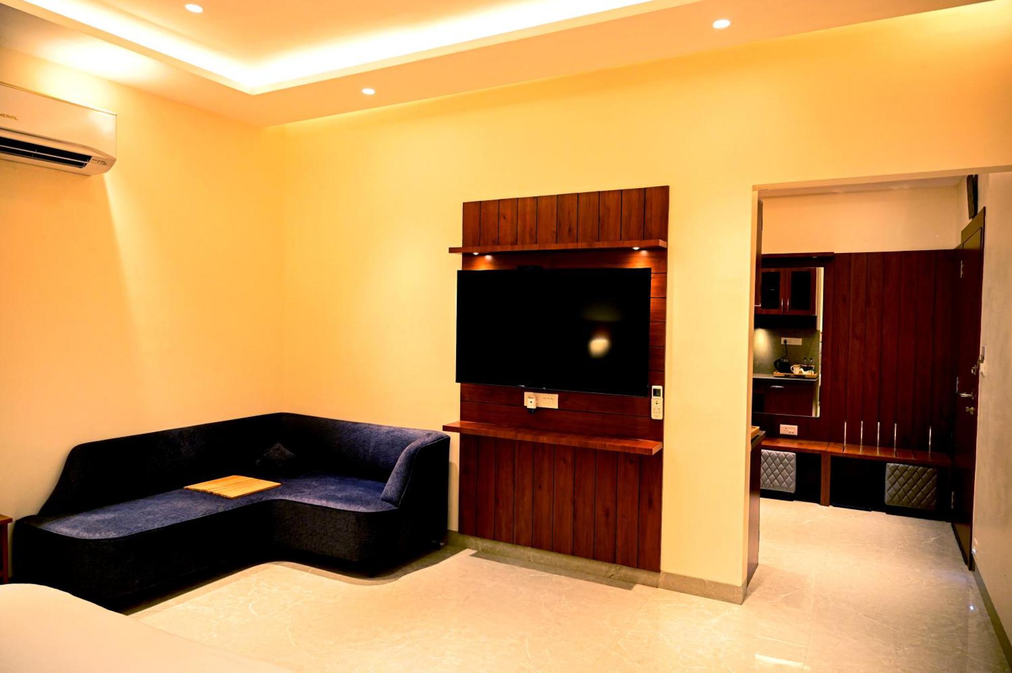 Hotel Cresent - Near Assi Ghat