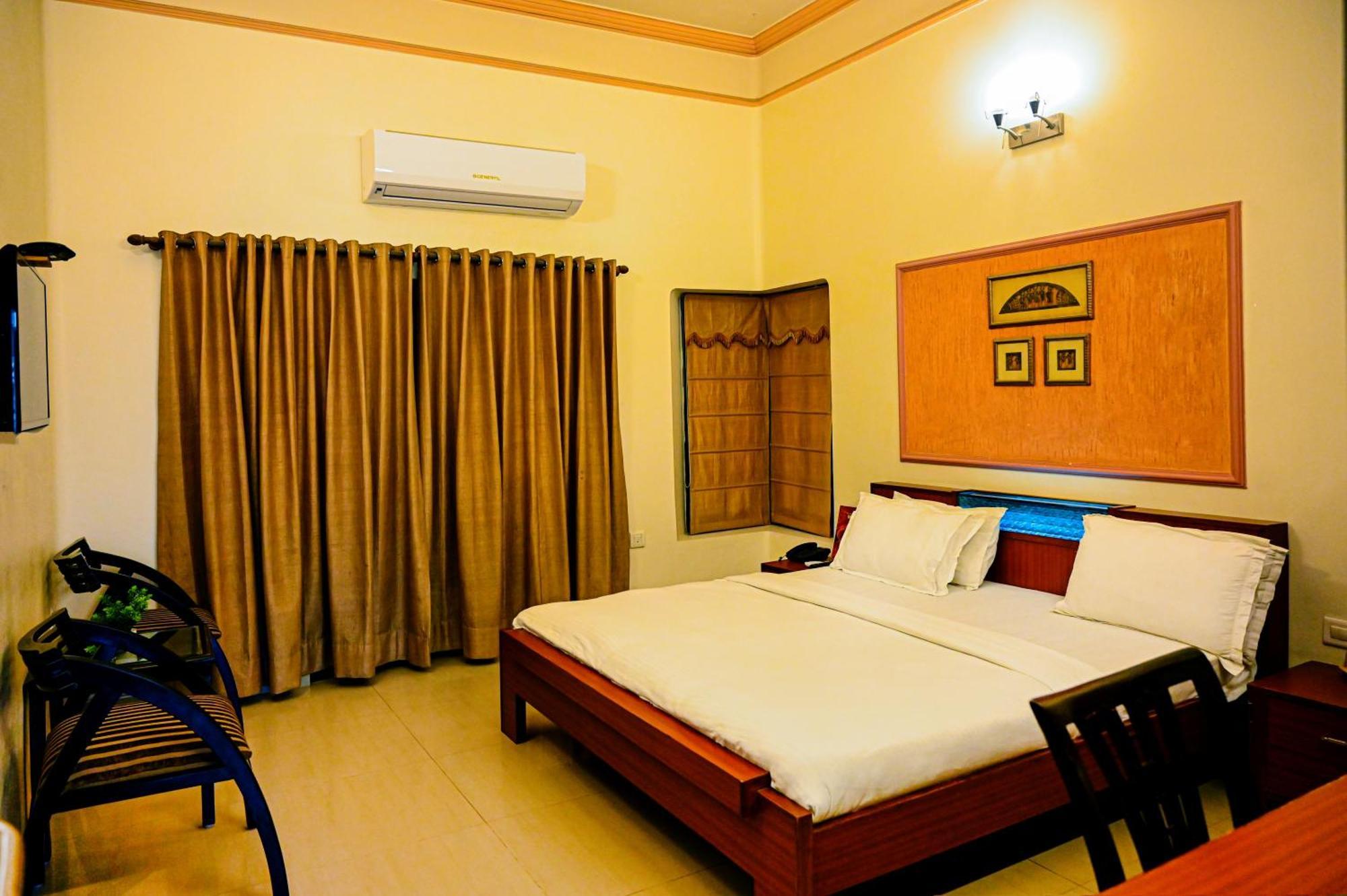 Hotel Cresent - Near Assi Ghat